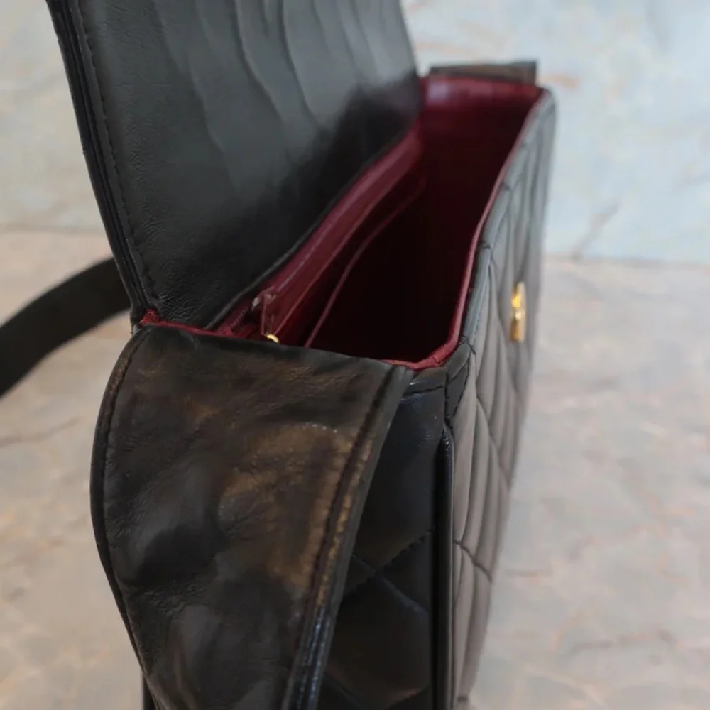 Authentic CHANEL black lambskin medium sized camera vintage crossbody bag - Picture 14 of 15